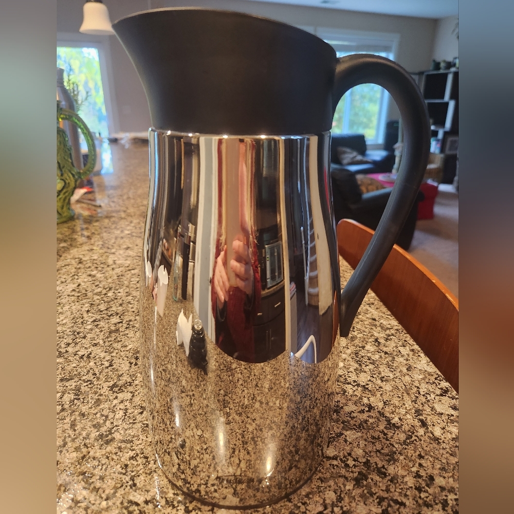 Crate And Barrel Trudeau Insulated Coffee Carafe 34 Oz